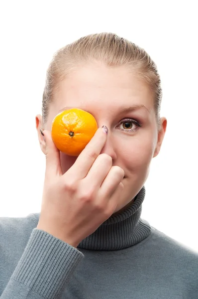 Giovane ragazza con mandarino — Foto Stock