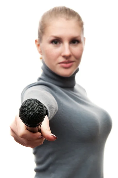 Νέα γυναίκα που κρατά ένα μικρόφωνο — Φωτογραφία Αρχείου