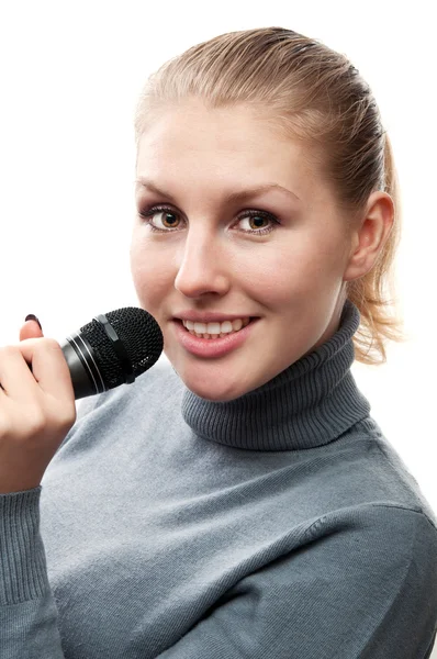 마이크로폰으로 노래하는 여자 — 스톡 사진