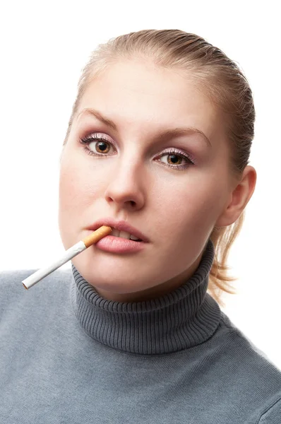 Νεαρή γυναίκα με τσιγάρο. — Φωτογραφία Αρχείου