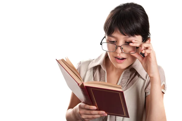Menina com óculos lendo um livro — Fotografia de Stock