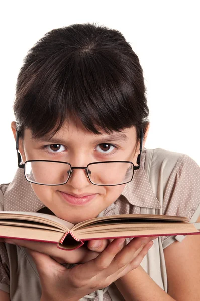 Dziewczyna w okularach czyta książkę — Zdjęcie stockowe