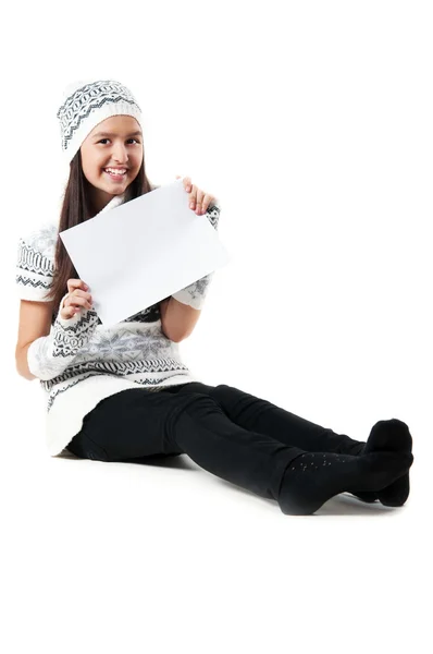 Девушка в зимней одежде с табличкой — стоковое фото