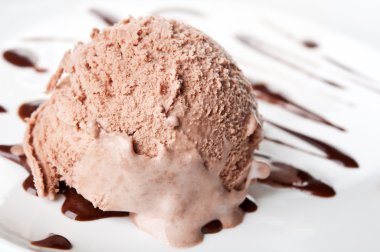 Çikolatalı dondurma bir plaka üzerinde