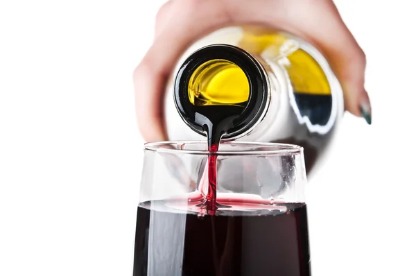 Mulher derrama vinho em um copo — Fotografia de Stock