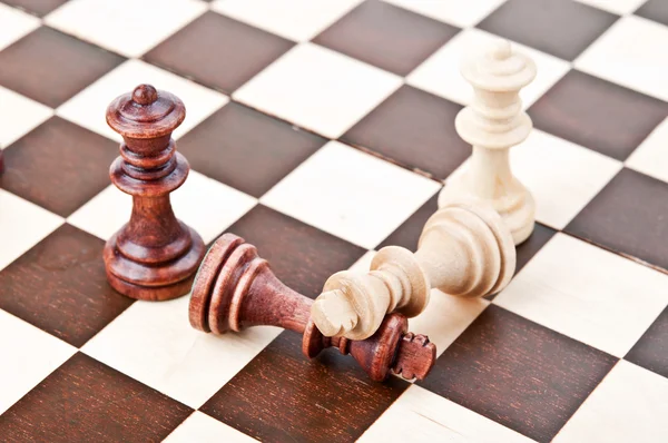Coppia di scacchi sulla scacchiera — Foto Stock
