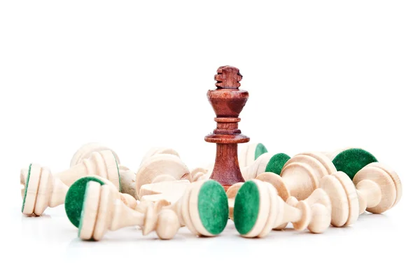 Rei do xadrez rodeado por peões — Fotografia de Stock