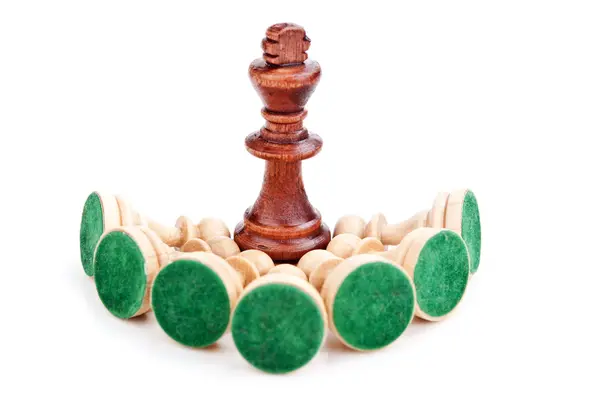 Σκάκι βασιλιά περιβάλλεται από πιόνια — Φωτογραφία Αρχείου