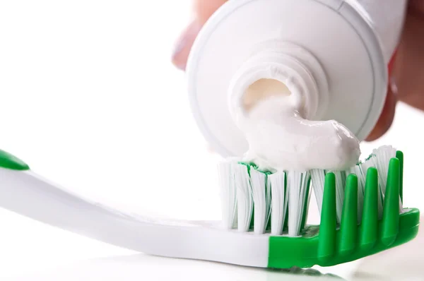 Groene tandenborstel geïsoleerd — Stockfoto