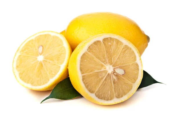 Verse citroenen met bladeren — Stockfoto