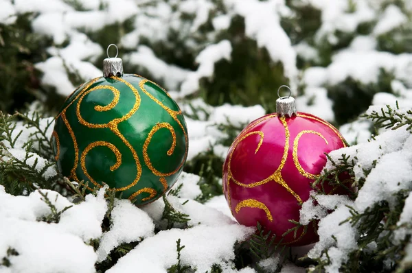 Vánoční koule ve sněhu — Stock fotografie