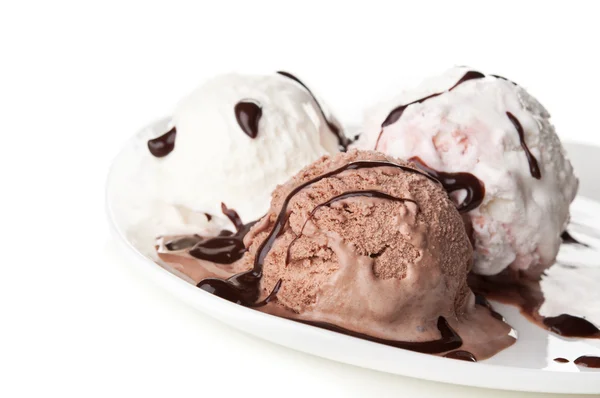 Çikolatalı dondurma bir plaka üzerinde — Stok fotoğraf