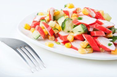 Beyaz bir tabak salata