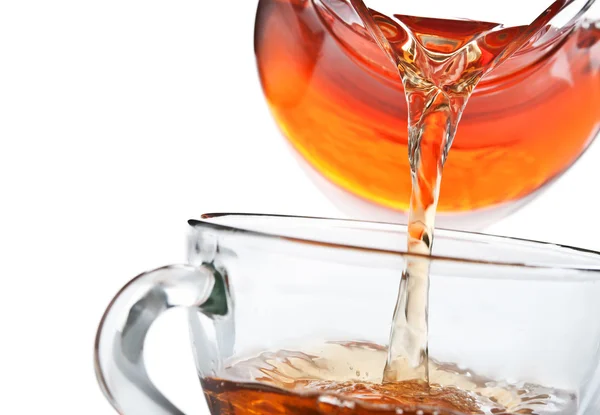 Tee gießen isoliert — Stockfoto