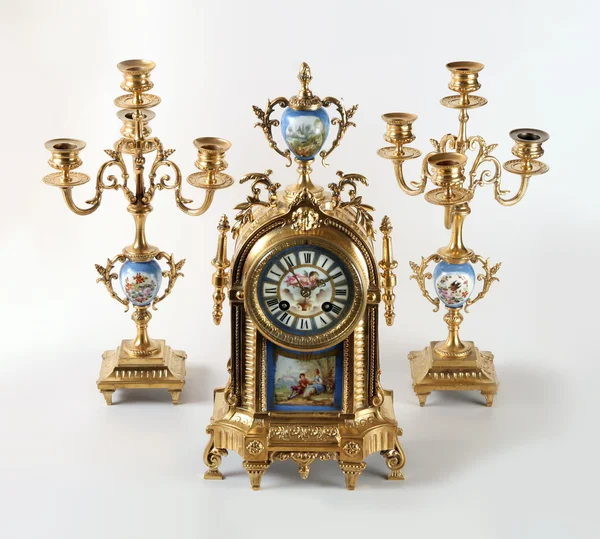 Relógio antigo com duas arandelas — Fotografia de Stock