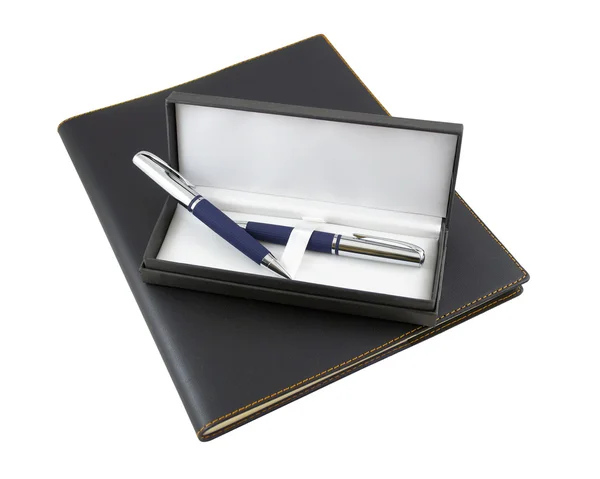 Bolígrafo y lápiz en una caja de regalo encima del organizador de lujo negro —  Fotos de Stock