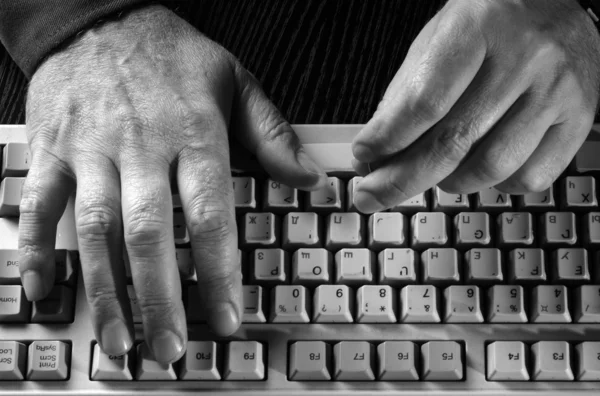 Mão no teclado — Fotografia de Stock
