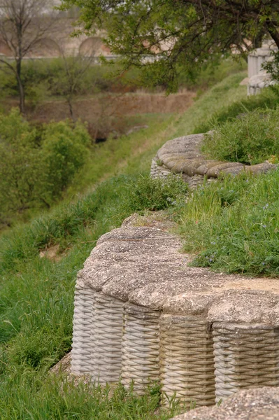 Una panchina di pietra — Foto Stock