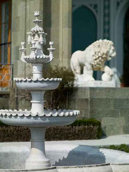Och lion fontän i marmor — Stockfoto