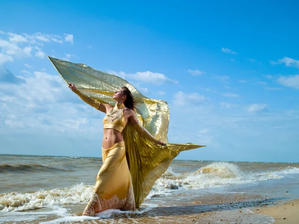 Μια γυναίκα ντυμένη με τις σειρήνες της θάλασσας — Φωτογραφία Αρχείου