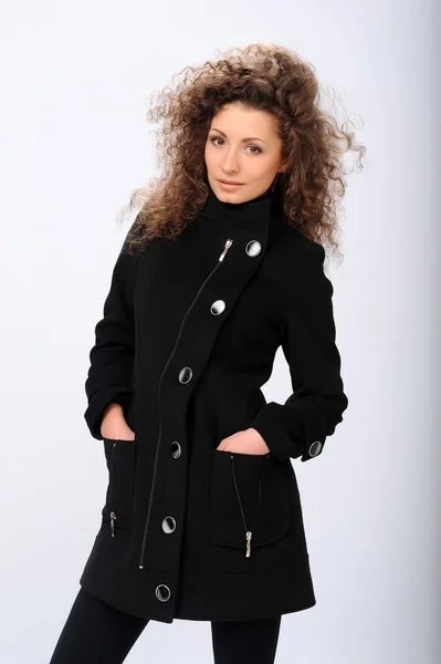 Meisje in een zwarte jas — Stockfoto