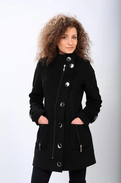 Chica en un abrigo negro — Foto de Stock