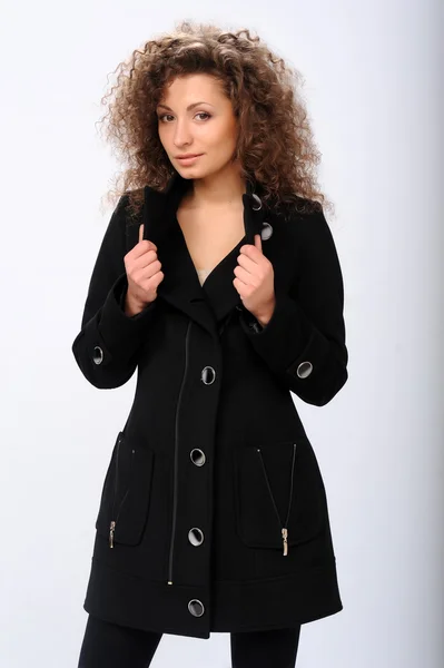 Mädchen im schwarzen Mantel — Stockfoto