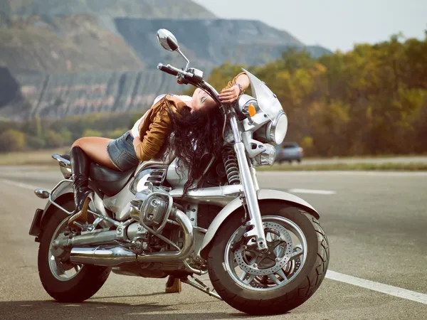 一个骑摩托车的女孩 — 图库照片