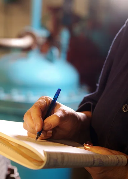 Un hombre con un cuaderno de notas — Foto de Stock