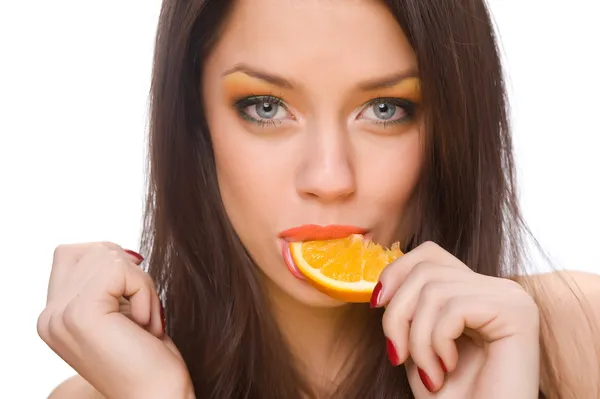 Flicka och en orange — Stockfoto