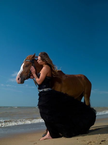Dívka a kůň — Stock fotografie