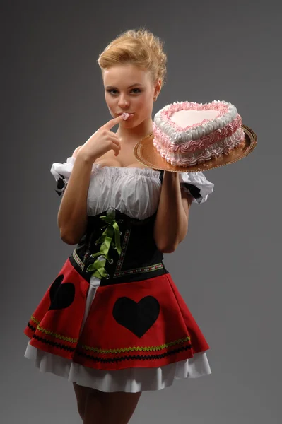 Hübsche Hausfrau mit einem großen Kuchen _ 02 — Stockfoto