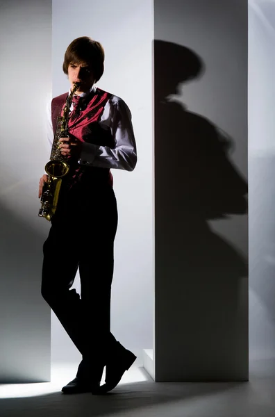 Tocando saxofone — Fotografia de Stock