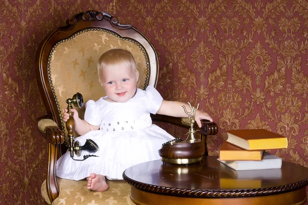 Fille avec le téléphone à la main assis sur une vieille chaise — Photo