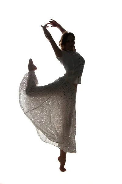 Silhouette einer anmutigen Tänzerin beim Springen — Stockfoto