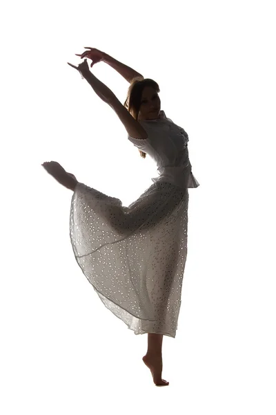 Silhouette de danseuse gracieuse en saut — Photo
