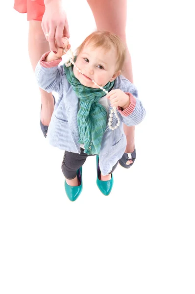 Moeder met de hand van een dochtertje, beide modieuze gekleed en droeg schoenen met hakken — Stockfoto