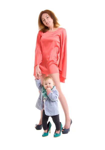 Moeder met de hand van een dochtertje, beide modieuze gekleed en droeg schoenen met hakken — Stockfoto