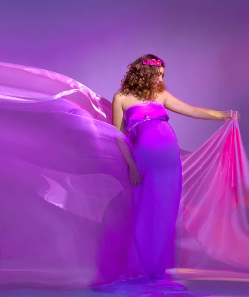 Smuk gravid kvinde i lyserød og violet kjole - Stock-foto