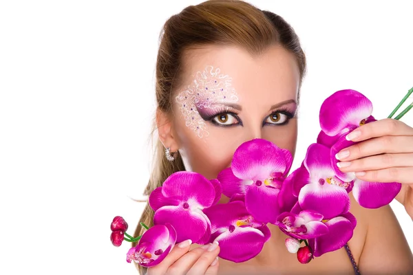 Professionellt madeup flicka med orkidéer — Stockfoto