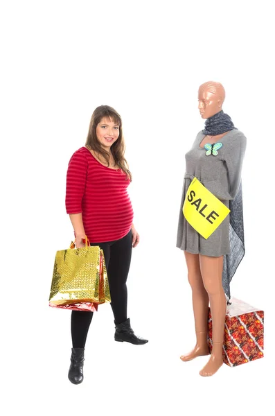 Милая беременная женщина выбирает платье — стоковое фото