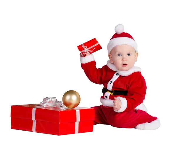 Niño pequeño vestido con el traje de Santa sentado y sosteniendo una caja con — Foto de Stock