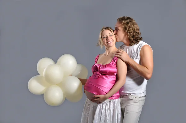 Mode ungt par väntar en baby, grå bakgrund med whit — Stockfoto