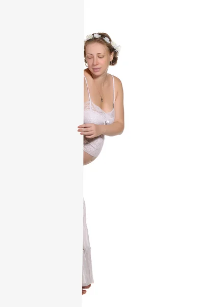 Schöne schwangere Frau lugt hinter dem Bildschirm hervor — Stockfoto
