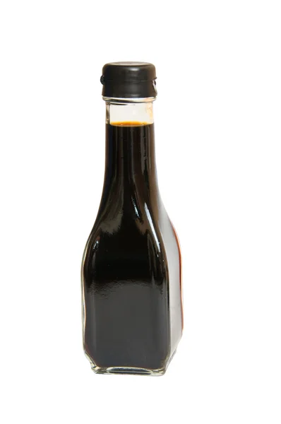 Бутылка соевого соуса на белом фоне — стоковое фото