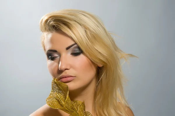 Blondine mit goldener Calla Lilie 1 — Stockfoto