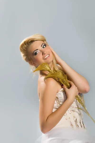 Blonde pengantin dengan emas calla lily — Stok Foto