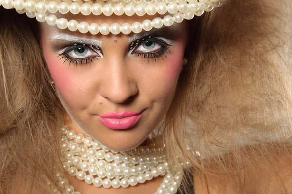 Porträt eines schönen Mädchens mit professionellem Make-up und Perlen — Stockfoto