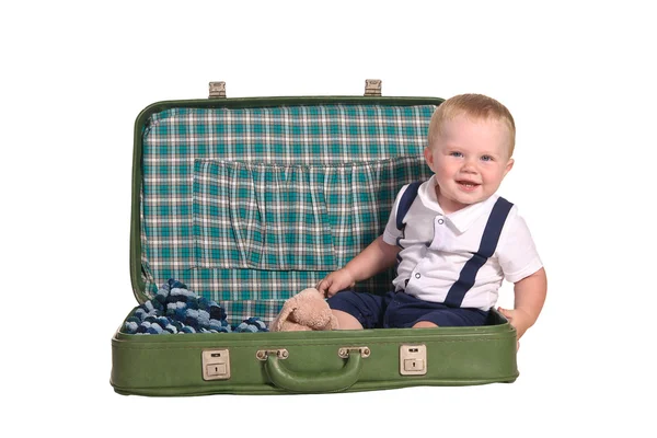Petit voyageur assis dans une valise verte — Photo