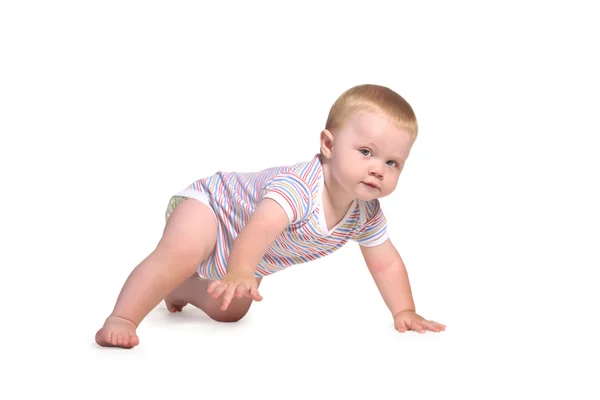 Bebé se arrastra a cuatro patas y mira —  Fotos de Stock